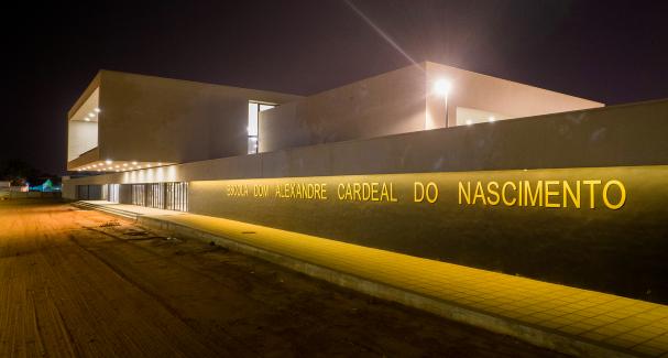 Fachada noturna do Complexo Escolar Privado Dom Alexandre Cardeal do Nascimento
